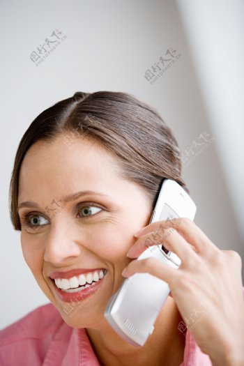 开心通电话的商务女性图片