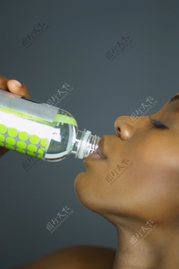 喝水的女孩图片