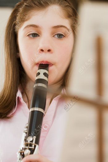 吹奏音乐的女孩图片