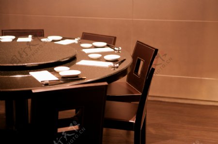 酒店餐桌图片