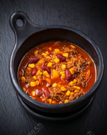 碗里的西红柿汤