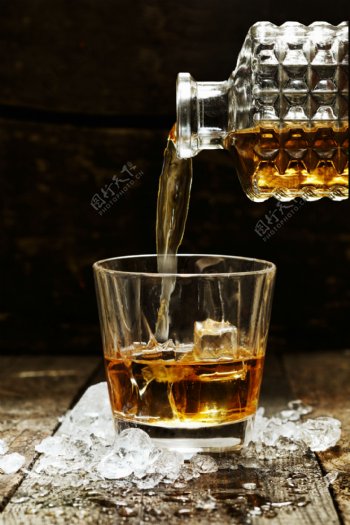 正在倒入杯中的威士忌