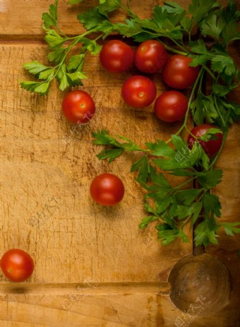 木板上的西红柿和芹菜