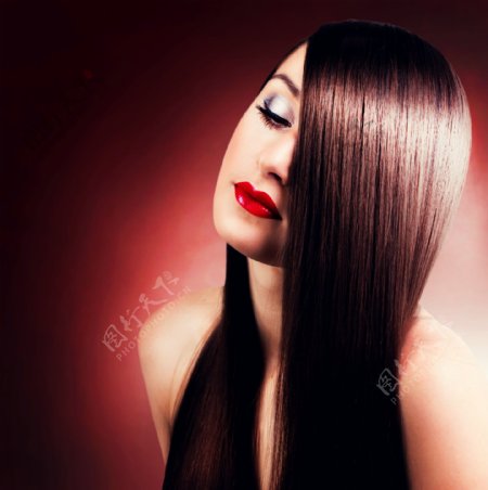 黑发红唇美女图片