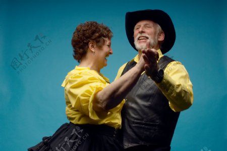 跳舞的外国老人夫妇图片