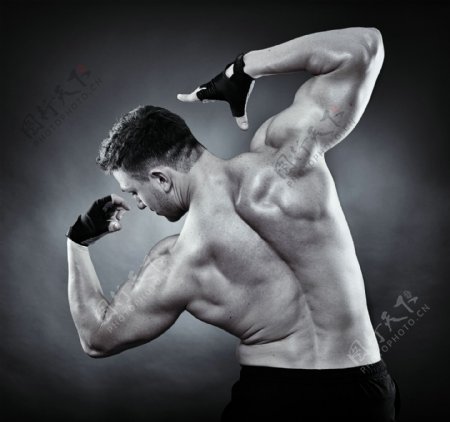 展示背部肌肉的男人图片
