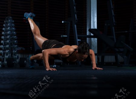 做俯卧撑的女子健身运动员图片