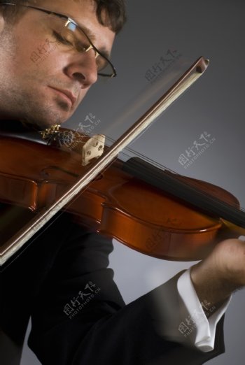 深情演奏小提琴的外国男性图片