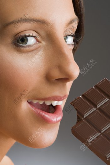 吃巧克力的性感美女图片