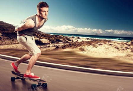 道路上玩滑板的男人图片