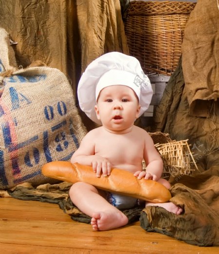 戴厨师帽拿着面包的外国宝宝图片