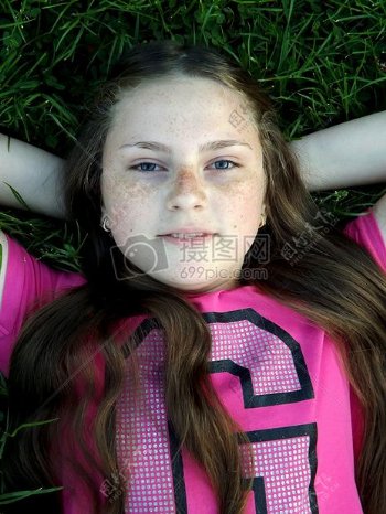 草地上躺着的女孩