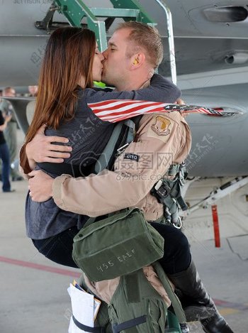 亲吻女友的士兵