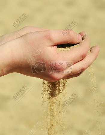 捧在手里的沙土