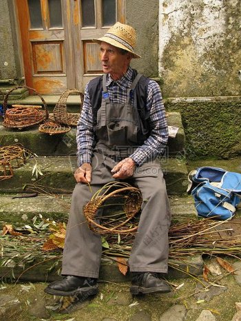 编织竹篮的老人