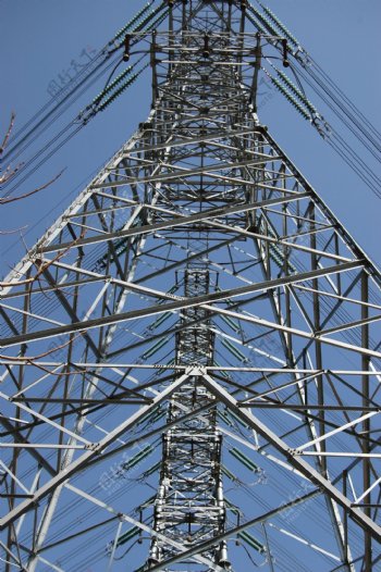 高压电输电线路上的铁塔图片