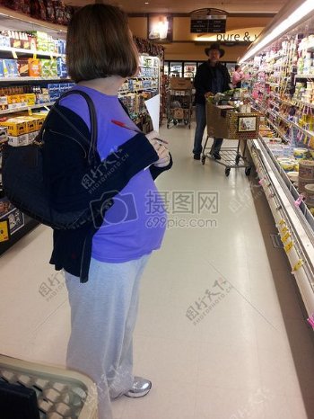 超市里的孕妇