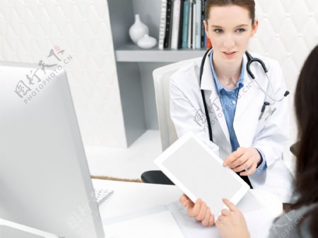 拿着平板电脑给病人看的医生图片