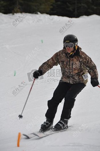 正在滑雪的男人