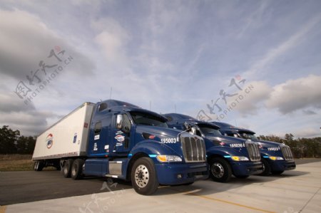 三台蓝色货车图片