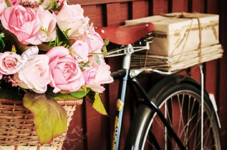 粉色鲜花与自行车图片