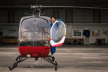 直升飞机与女飞行员图片