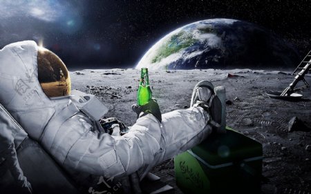 登月宇航员喝某品牌饮料品味地球生活