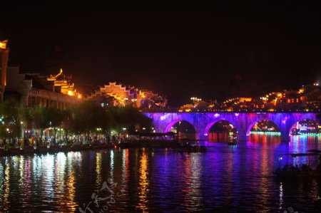 紫蓝色灯光的镇远河大桥图片
