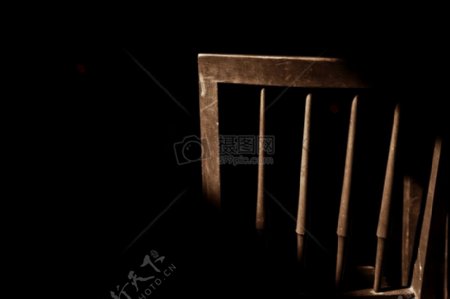 黑暗中的老式木凳