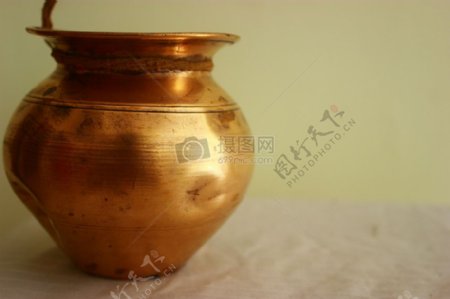 古老的铜花瓶