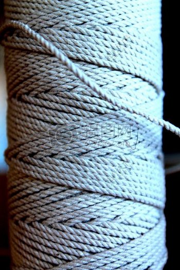 白色缠绕的绳索