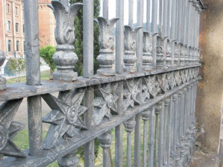 残旧的金属围栏