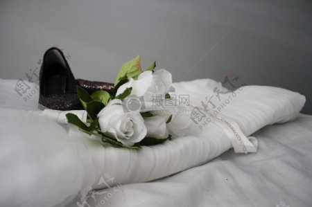 美丽婚纱与白色玫瑰