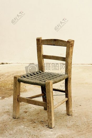 一张孤单的椅子