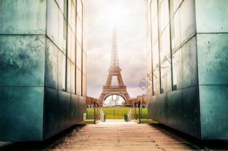 法国巴黎埃菲尔铁塔过道海报背景素材图