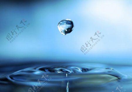 滴进水中的透明水珠和水面的涟漪