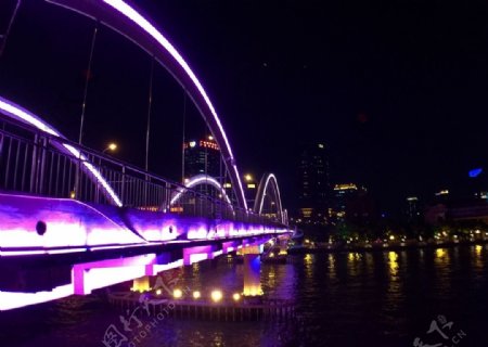 夜幕下的广州解放桥