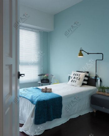 现代清新卧室浅蓝色背景墙室内装修效果图