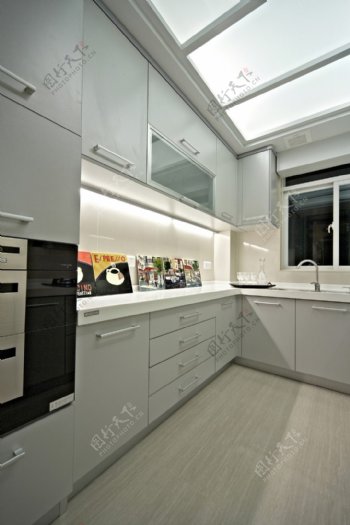 现代简洁厨房纯色调室内装修效果图