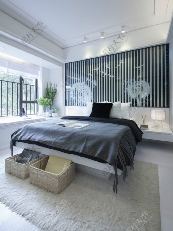 现代简约卧室黑白条纹壁纸杂物筐效果图