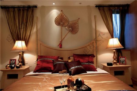 现代时尚卧室酒红色抱枕室内装修效果图