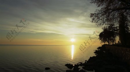 湖的日出2