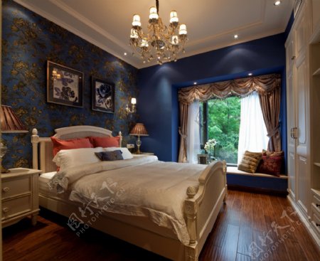 现代时尚卧室深蓝色绣花背景墙室内装修图