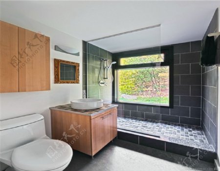 现代风格洗手间黑色墙面设计家装效果图