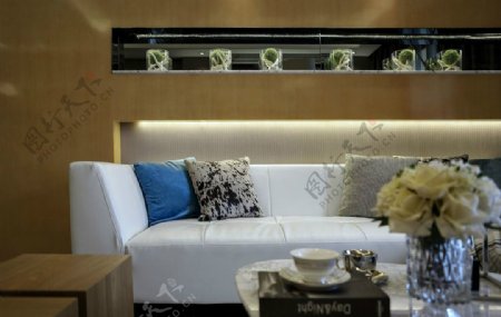 现代精致客厅白色沙发室内装修效果图