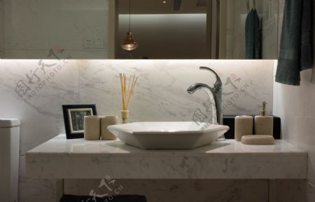 现代婉约卫生间白色瓷砖洗手台室内装修图