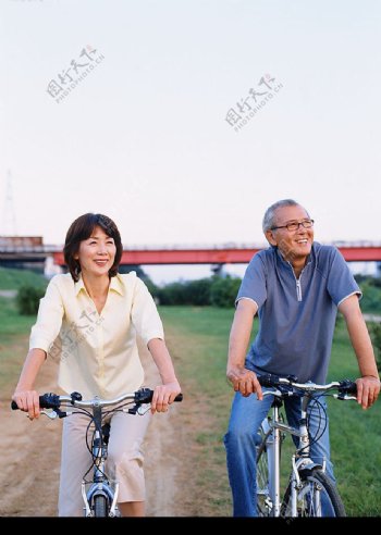 骑自行车老夫妻