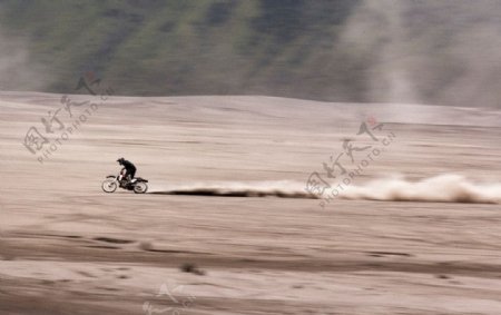 沙漠中疾驰的摩托车