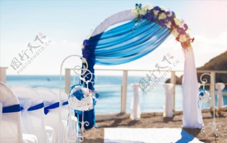 海边浪漫美丽的婚纱拱门