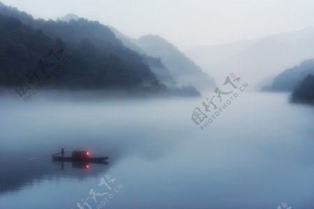 雾中的渔船